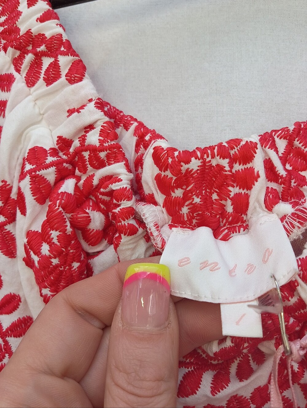 entro White Mini Dress with Red Embroidered Floral Pattern And Scalloped Hem - Picture 2 of 7